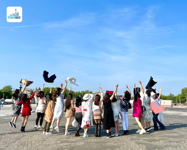 Gắn kết chung, yêu thương tận cùng 7 cung-tham-quan-chau-au-voi-tonybed