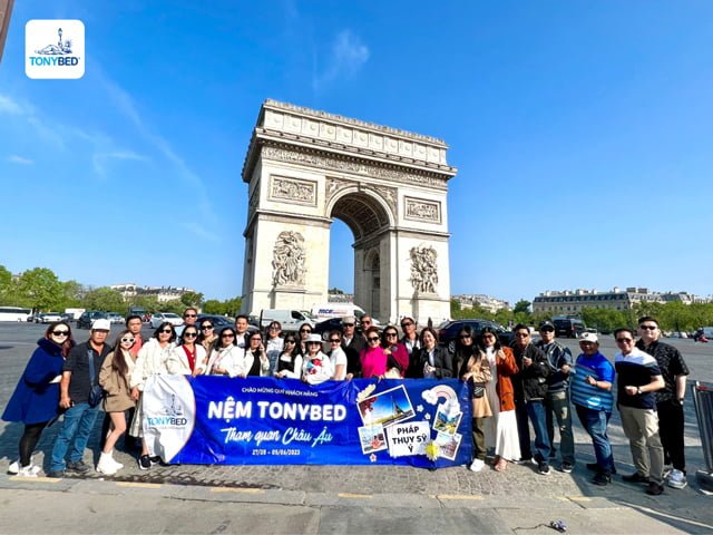 Gắn kết chung, yêu thương tận cùng 3 tonybed-cung-dai-ly-tham-quan-chau-au