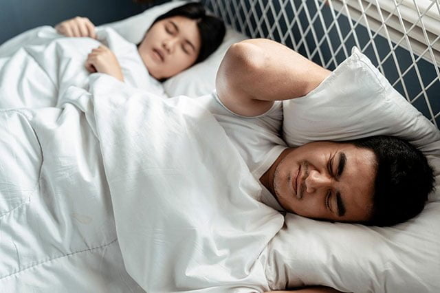Khó ngủ, ngủ không ngon vì tiếng ngáy của người nằm cạnh