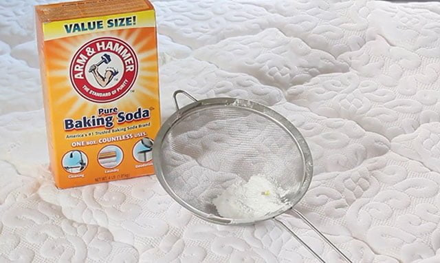 Mẹo bảo quản, vệ sinh chăn ga gối nệm trong mùa mưa 2 Khử mùi hôi trên nệm bằng baking soda