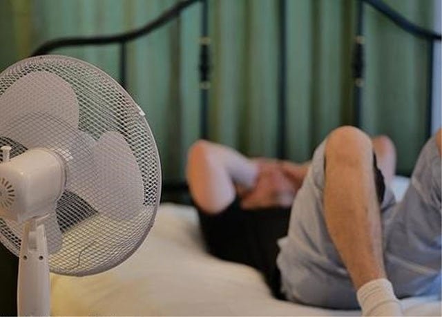 Bạn sẽ gặp phải tình trạng đau nhức khi ngủ quạt không đúng cách