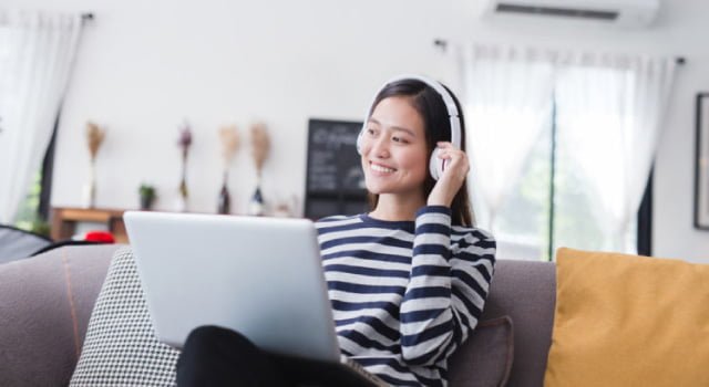 Nghe những bản nhạc sôi động mà bạn yêu thích sẽ giúp bạn cắt cơn buồn ngủ nhanh chóng