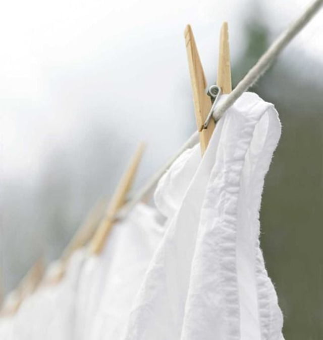 Mẹo bảo quản, vệ sinh chăn ga gối nệm trong mùa mưa 5 Phơi ga giường dưới ánh nắng tự nhiên