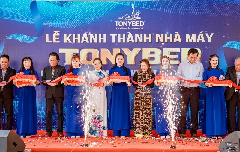 Lễ khánh thành nhà máy Tonybed mới với diện tích 12.000m2 tại Long An 1 Nghi thức cắt băng khánh thành đánh dấu sự khởi đầu chính thức của nhà máy mới