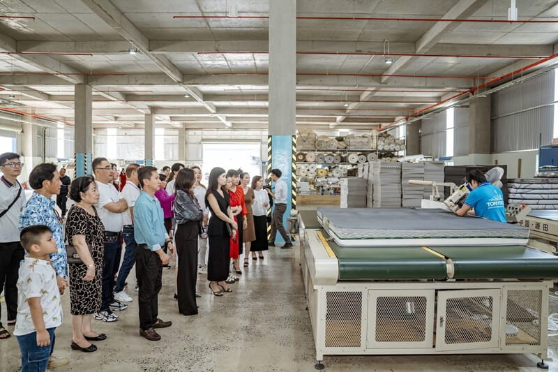 khach hang tham quan nha may san xuat nem tonybed long an
