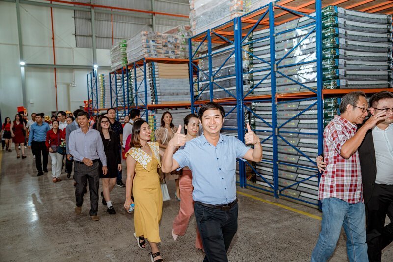 khach tham quan nha may nem tonybed long an