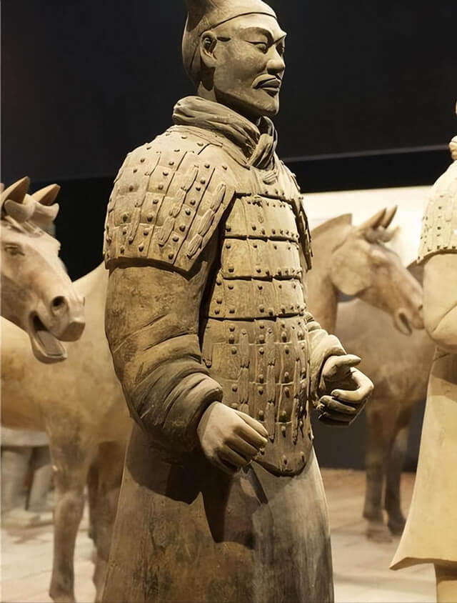 Series du lịch Trung Quốc cùng Tonybed: Ngày 6 Bảo tàng Binh Mã Dũng 4 tượng chiến binh đất nung chủ yếu được sơn tám màu: đỏ, xanh lá cây, xanh dương, vàng, tím, nâu, trắng và đen