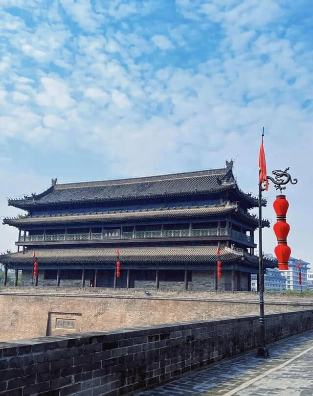 Series du lịch Trung Quốc cùng Tonybed: Ngày 7 Tháp Đại Nhạn & Minh Tường Thành 6 Minh Tường Thành bao quanh thành phố với 18 cổng mở ra, trải qua nhiều thế kỷ và vô số thăng trầm