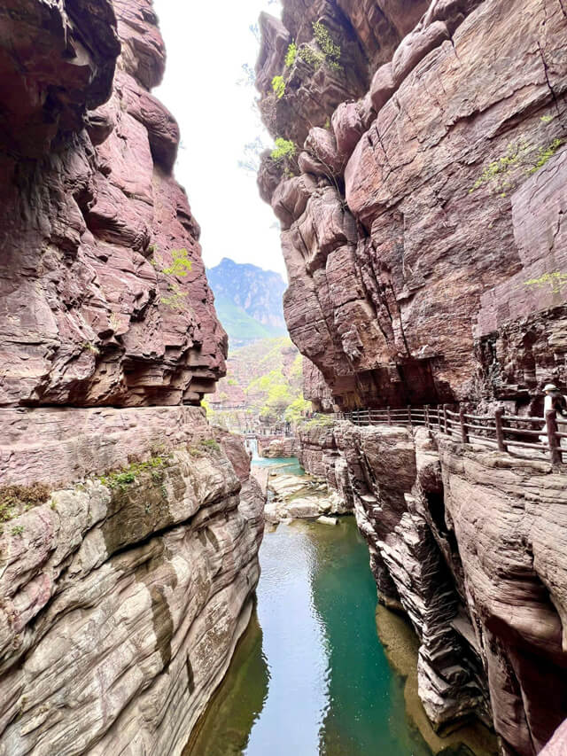 Series du lịch Trung Quốc cùng Tonybed: Ngày 3 Hẻm núi Hồng Thạch 3 Hẻm núi Hồng Thạch như một bảo tàng thiên nhiên hội tụ nhiều điểm tham quan độc đáo