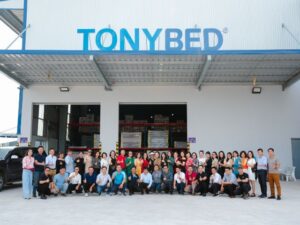 tonybed-chao-doan-danh-nhan-tham-quan-nha-may