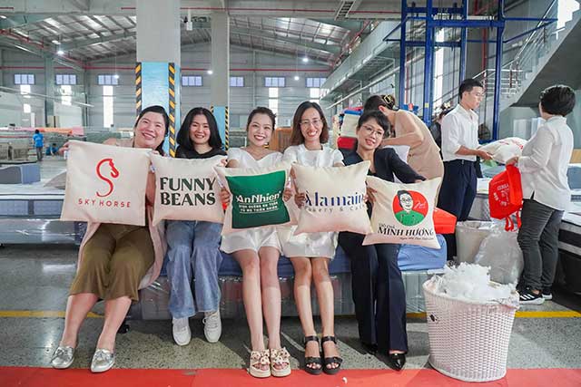 Tonybed chào đón các doanh nhân tại sự kiện tham quan nhà máy 3 tu-tay-lam-ruot-goi